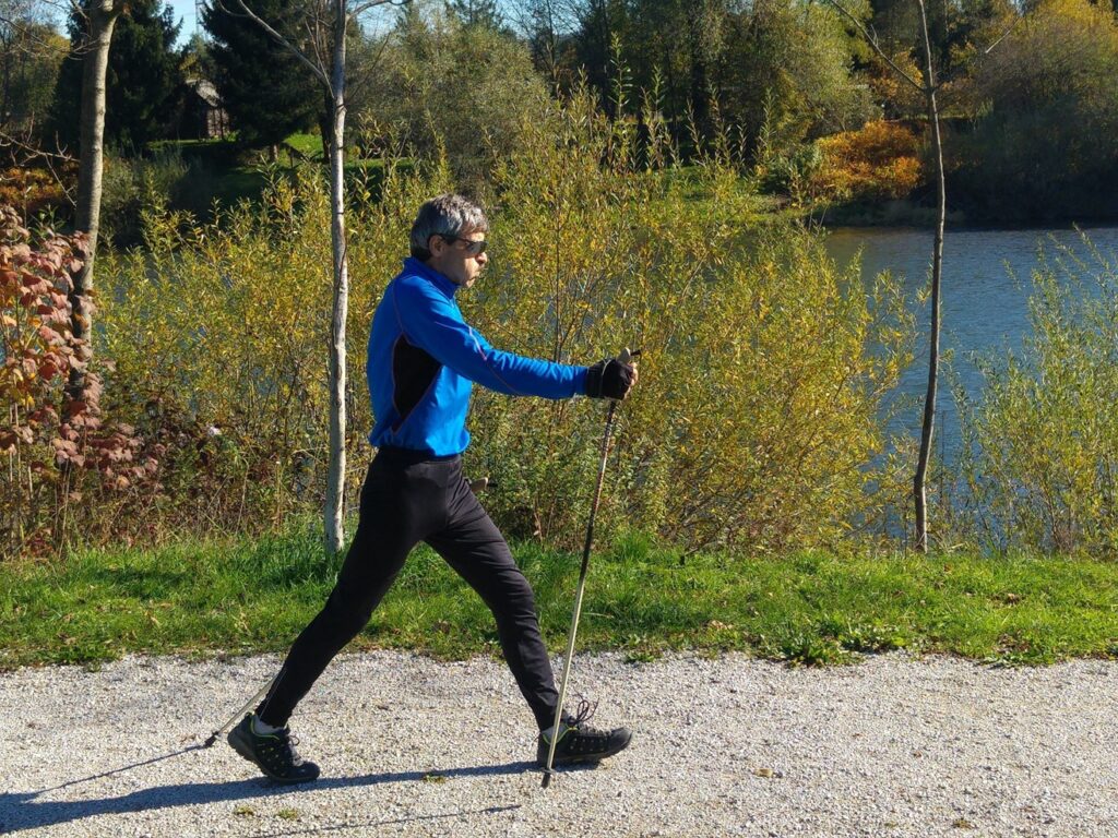 diagonalni korak pri nordijski hoji z nordijskimi palicami za razbremenitev hrbta.